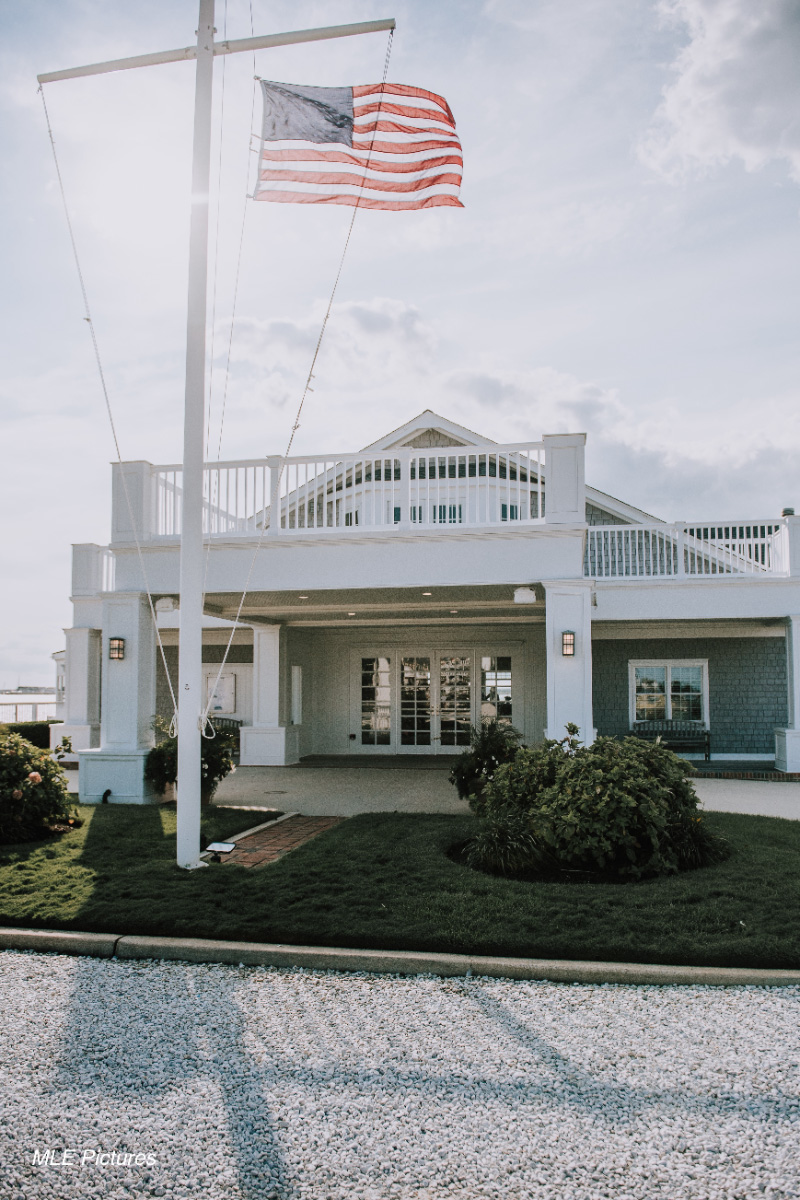 Clubhouse-with-American-flag-WEDDING-&-EVENTS-Club-Shot-Avalon-Yacht-Club