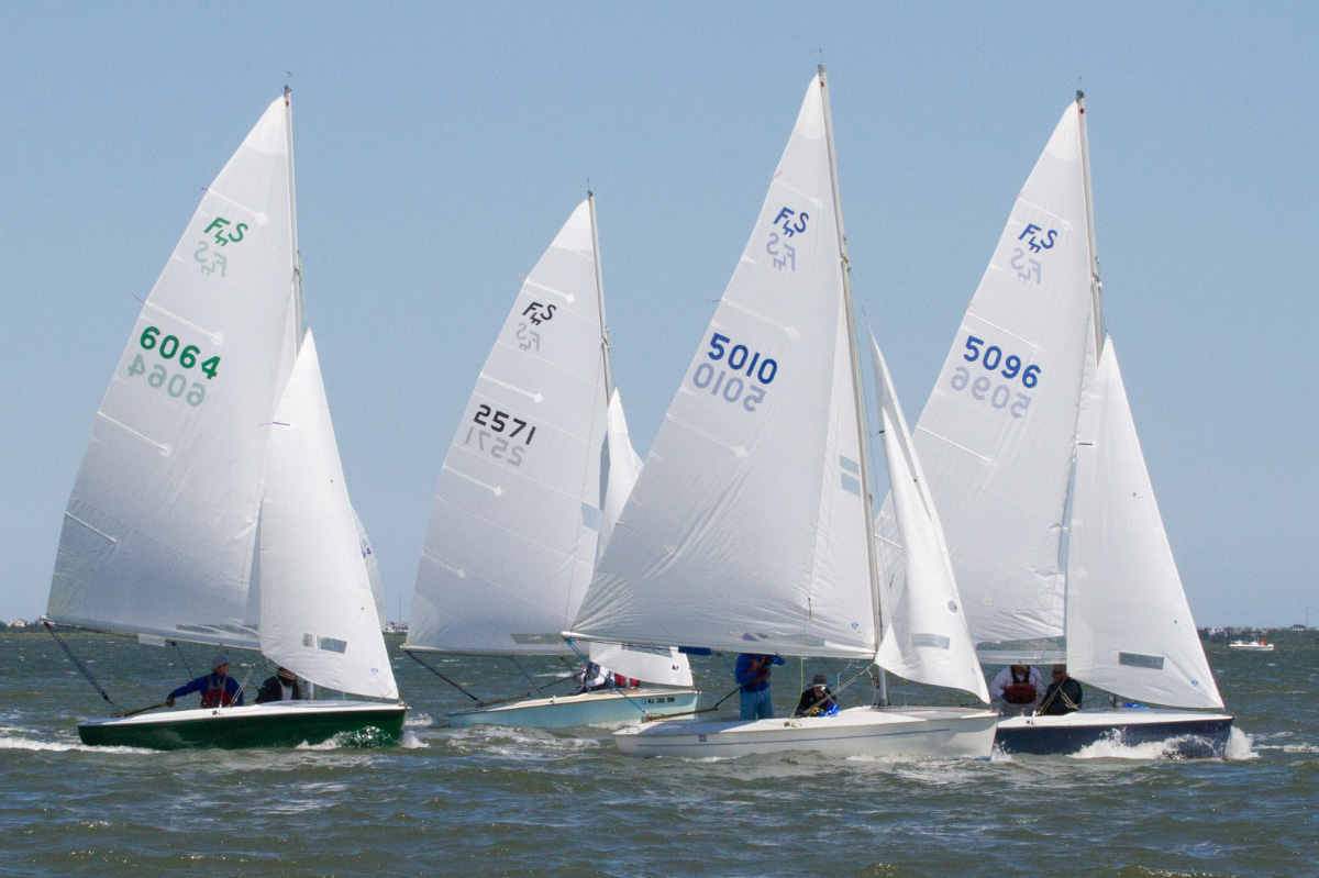Sailboats-racing-on-the-water-ADULT-SAILING-Avalon-Yacht-Club