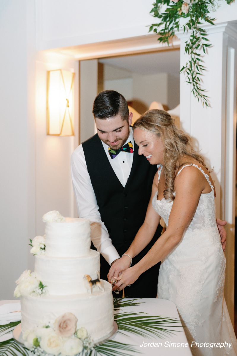 Wedding-couple-cutting-cake-WEDDING-&-EVENTS-Cake-Avalon-Yacht-Club