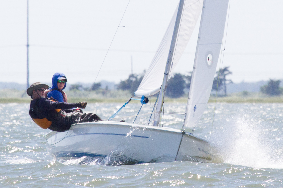 Sailing-couple-racing-sailboat-water-ADULT-SAILING-Avalon-Yacht-Club